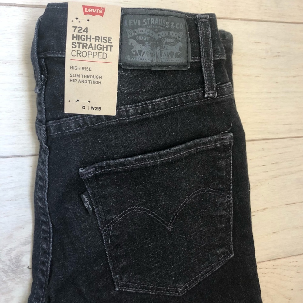 LEVI’S 724 High Rise Straight Cropped High Rise Jeans Slim Through Hip and Thigh